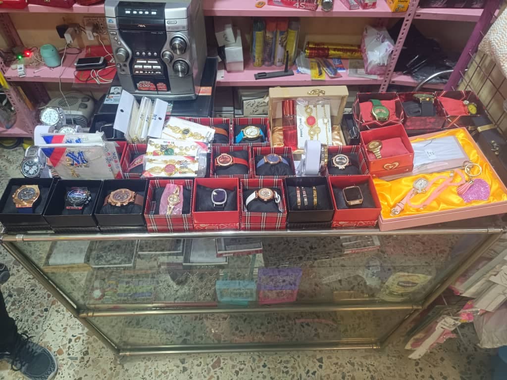 صورة منشأة محل هدايا الأفراح - قسم محل عطور ومواد تجميل في Qatana 5