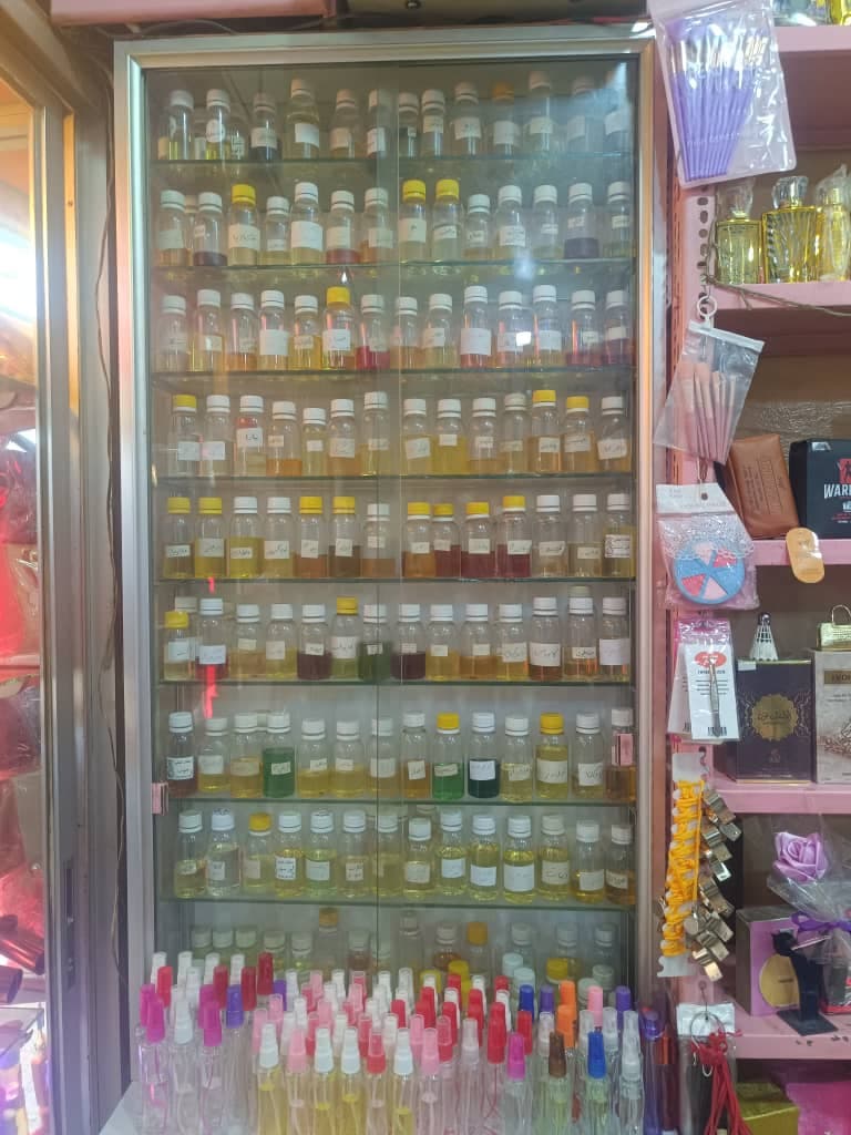 صورة منشأة محل هدايا الأفراح - قسم محل عطور ومواد تجميل في Qatana 8