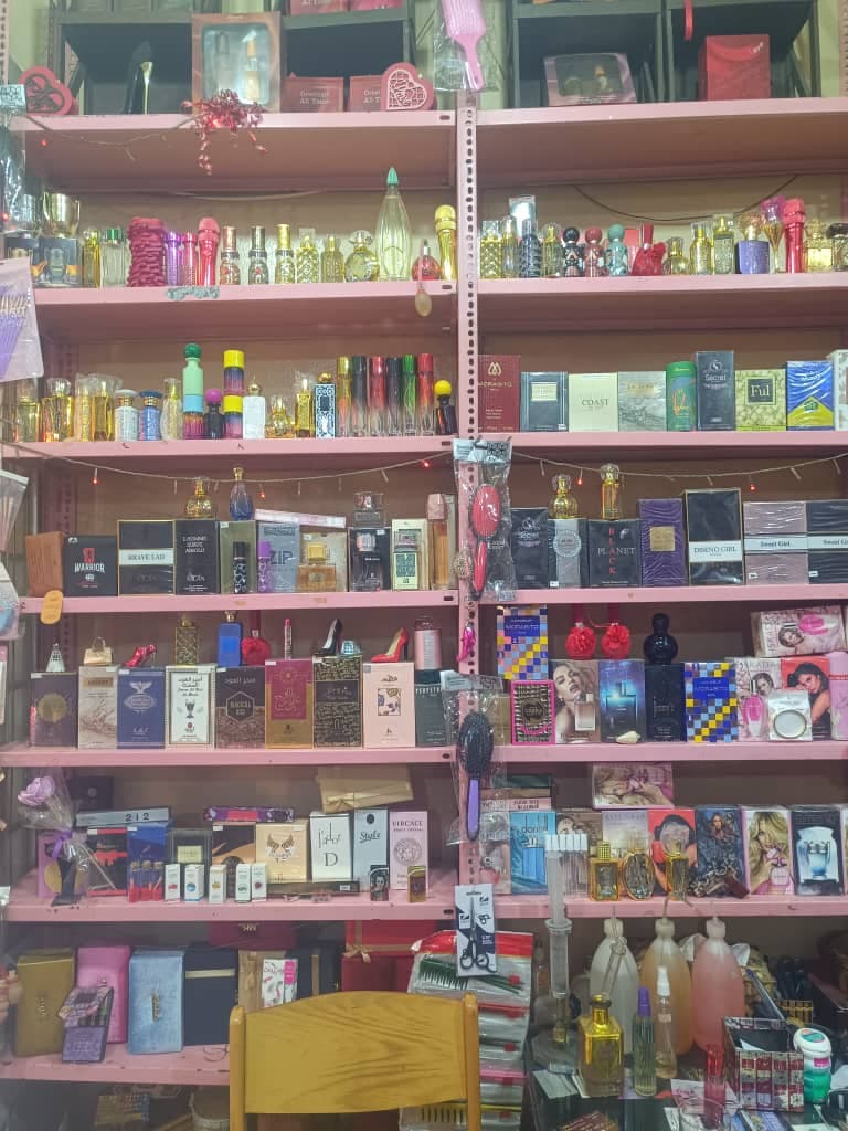 صورة منشأة محل هدايا الأفراح - قسم محل عطور ومواد تجميل في Qatana 2