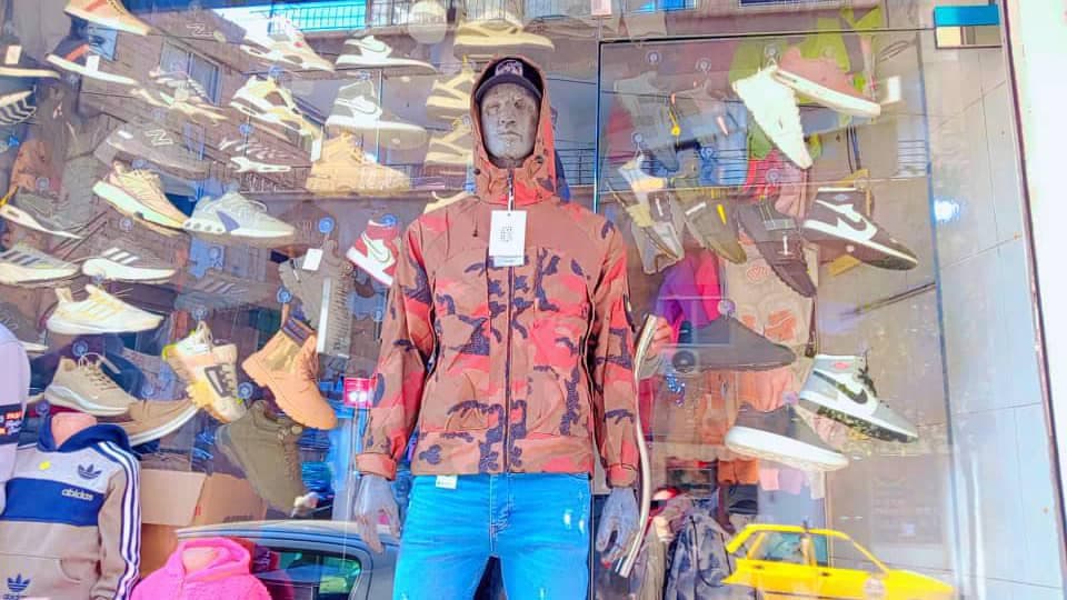 صورة منشأة ملبوسات توب ون - قسم محل ألبسة رجالي في Jdeidet Artouz 6
