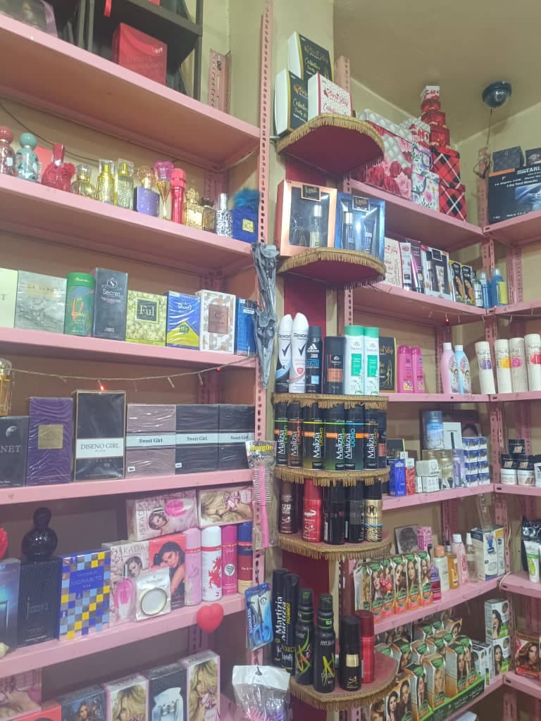 صورة منشأة محل هدايا الأفراح - قسم محل عطور ومواد تجميل في Qatana 6