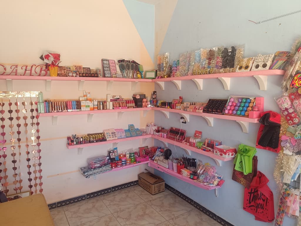 صورة منشأة مكياجات واكسسوارات ذهب - قسم محل عطور ومواد تجميل في Qatana 2